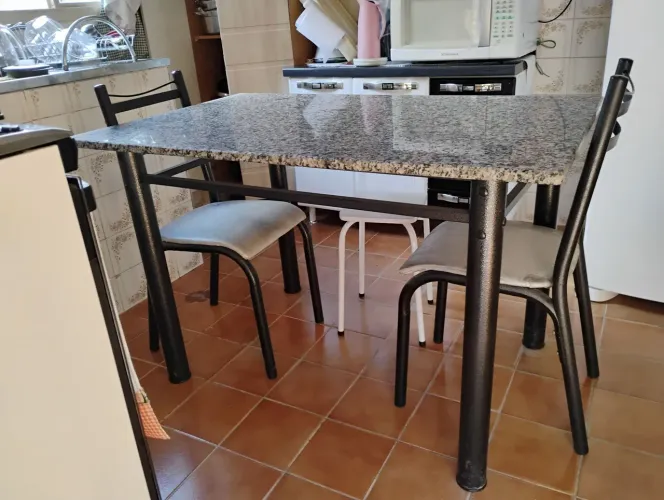 Mesa de cozinha com 2 cadeiras