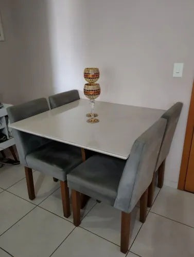 Mesa de Jantar 1x1 com Tampo de Vidro e 4 Cadeiras Estofadas