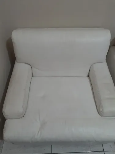 Sofá de couro semi novo