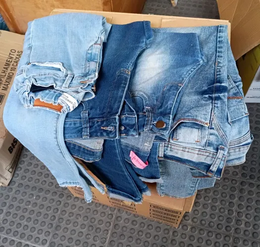 Lote de jeans infantil