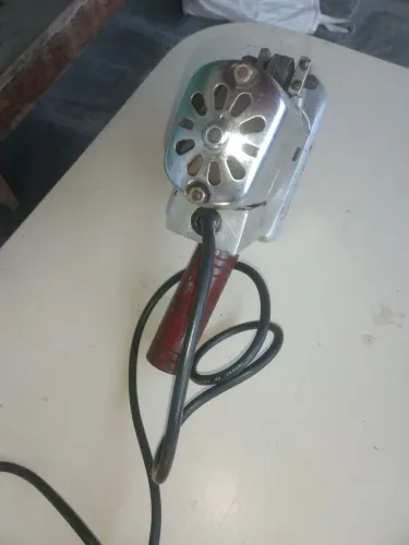 Vendo tesoura elétrica antiga. Funcionando.