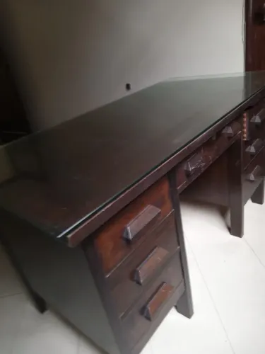 Mesa de escritório e estante antigas