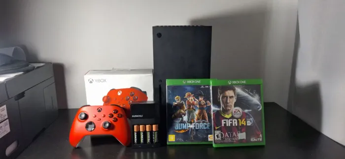 Xbox Series X, com controle, 2 jogos, 4 pilhas recarregáveis e carregador de pilha
