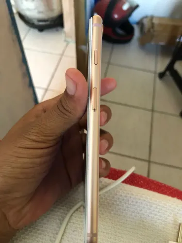 iPhone 8 Plus, todo filé, só está com esse trinco atrás ,fora isso todo bom