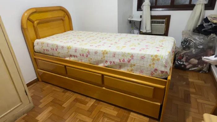 Vendo Conjunto de Cama e Cômoda de Madeira Maciça 