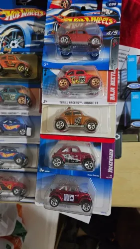 Conjunto com 31 miniaturas de fusca - lacradas - somente o conjunto