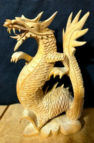 Escultura Dragão esculpido em madeira artesanal 21cm de altura