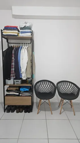 Guarda-roupas mais cadeiras