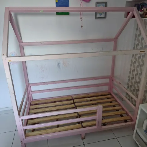 Cama casinha em madeira  _ com colchão . 