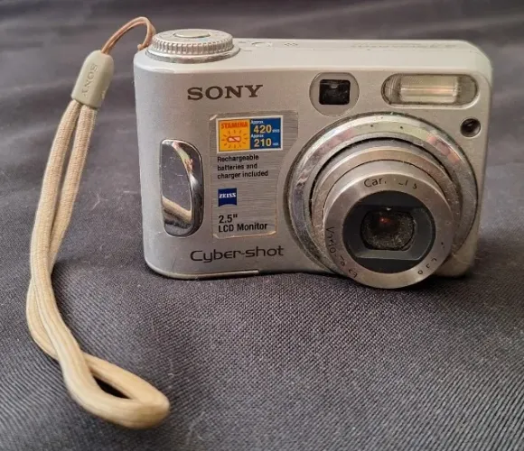 Câmera fotográfica digital Sony Cyber-shot DSC-S90; não testada; possui dano no visor