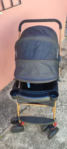 Carrinho de bebê e bebê conforto