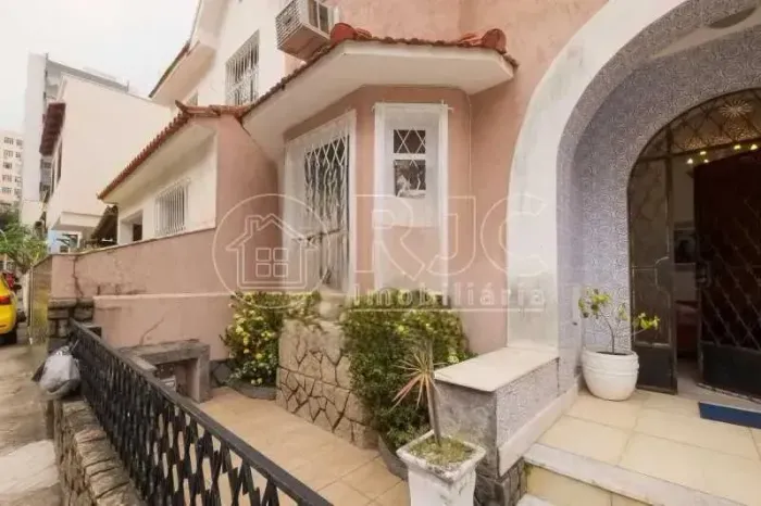 Casa de condomínio para venda possui 160 metros quadrados com 5 quartos