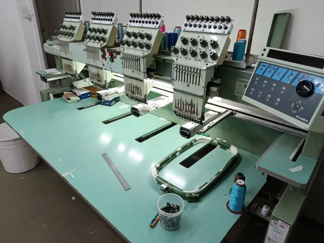 TAJIMA TMFX-C904 - MÁQUINA DE BORDADO 4 CABEÇAS / 9 AGULHAS