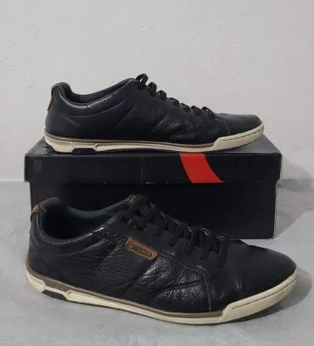 Tênis Preto N° 43, bonito, original, muito confortável, macio de andar, em couro. 