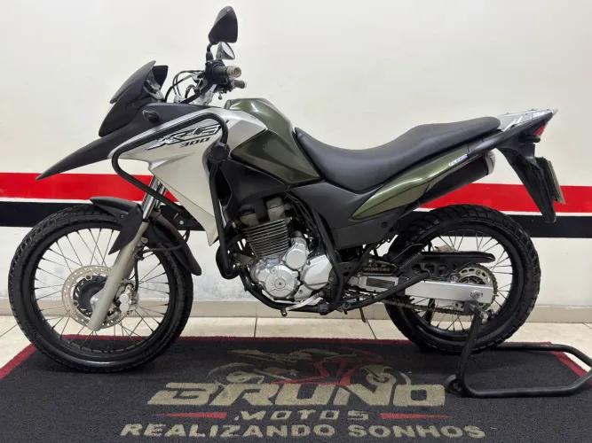 XRE 300c 2017  MUITO NOVA  ( DIVIDO EM 24 VEZES NO CARTÃO )