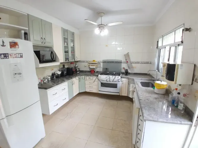 Oportunidade - Casa Comercial - Jardim América - 3 Dormitórios - 218m².