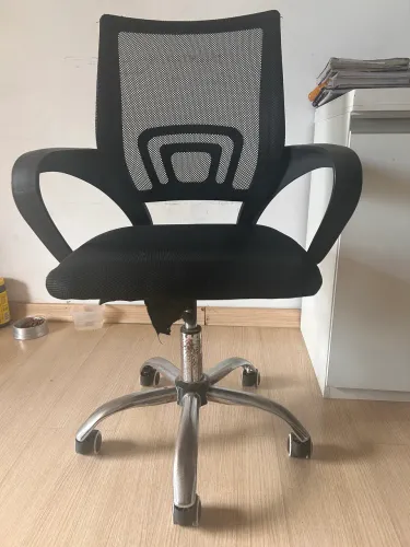 cadeira de escritório giratória, com encosto em tela e braços de apoio