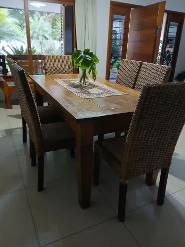 Conjunto mesa de jantar e 6 cadeiras
