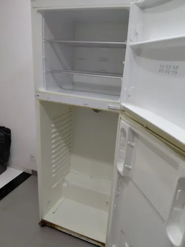 Vendo geladeira Bosch branca, R$450. Retirada em Cosmos.