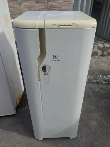 Vende-se Geladeira Electrolux RE31 220V com transformador. Valor 550,00.