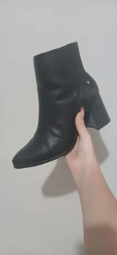 VENDO BOTA TAMANHO 37 DA RAMARIM