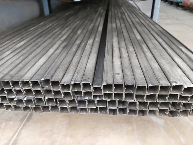 Tubo de aço em formato quadrado / metalon 20x20 #18 peça 6 mts a vista R$39,90