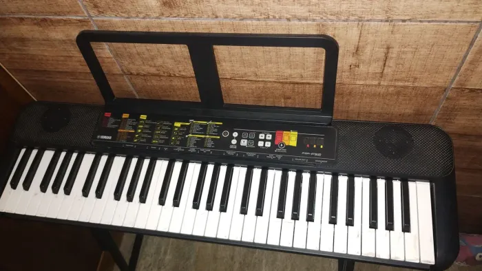 TECLADO YAMAHA PSR-R52 E MESA EM EXCELENTE ESTADO