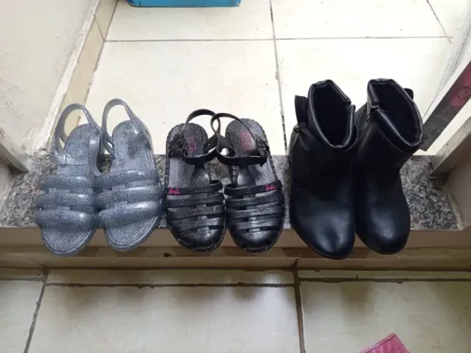 2 Sandalha da Barbie e uma Bota Muito Novas.