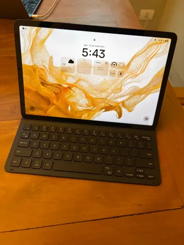 Samsung Galaxy Tab S8 com caneta e teclado originais