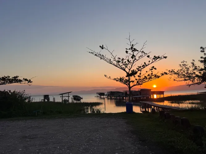Casa em laguna fundo para lagoa