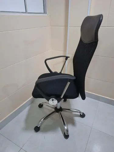 Cadeira para escritório semi nova gamer, estudo e comércio em geral
