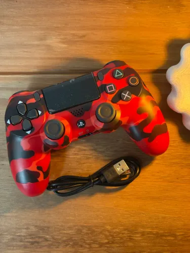 Controle vermelho camuflado com cabo pra carregar