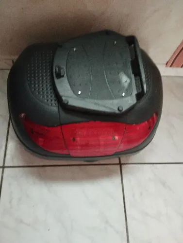 Vendo baú, 45 litros com chave