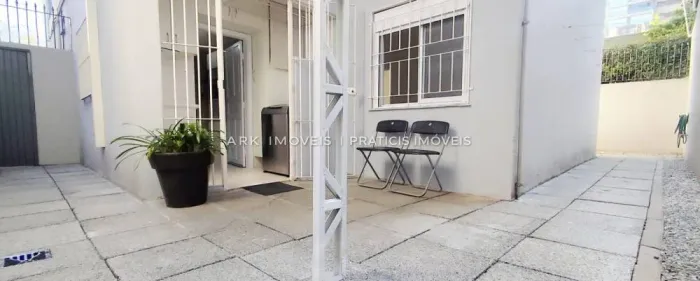 Apartamento com quintal para alugar em Moema, estilo de casa, mobiliado