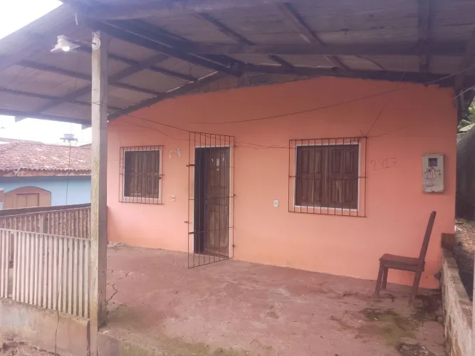 Alugo casa