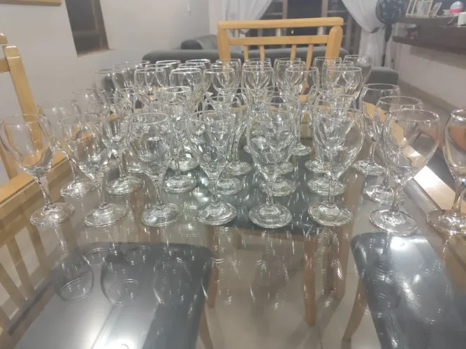 Taças de vinho tinto e vinho branco
