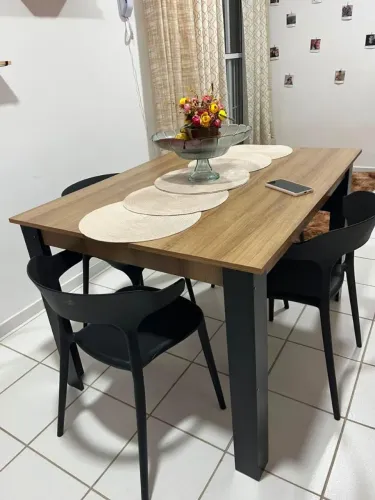 Mesa de Jantar 120x90 + 4 Cadeiras Conforto - Cor Mel/Preto - Conjunto Completo