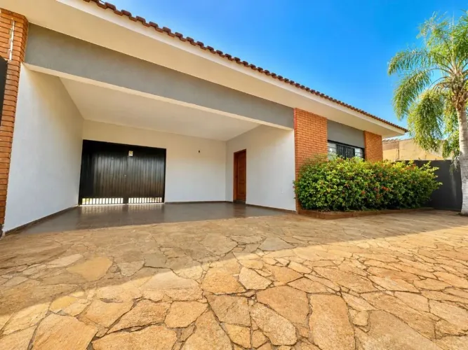Casa com 03 quartos e 220m² de área útil para locação, R$ 3.000,00 no Bairro Jardim Alto R