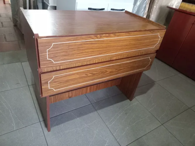 Cômoda com 02 gavetas,Em bom estado.(Entrego)