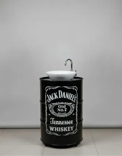 Tambor Decorativo Estilo Industrial Com cuba e torneira Jack Daniels