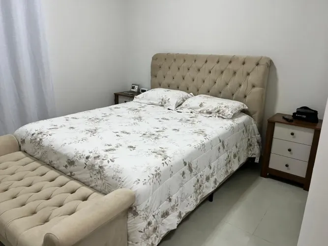 Cabeceira de cama Queen mais Recamier com baú estofados e 2 criados mudo.