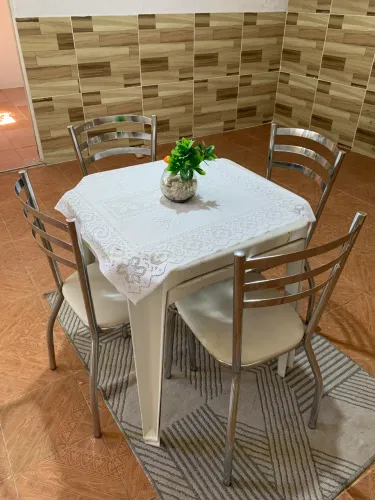 4 cadeiras de metal e uma mesa de plástico por 200,00