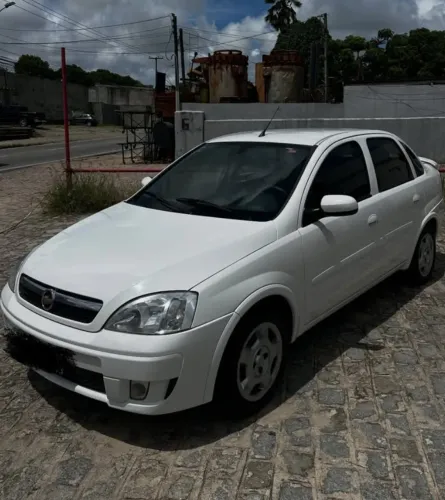Corsa sedã premium