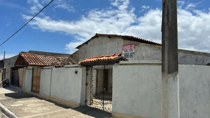 Casa em frente à praia de Jacarecica com 464m²