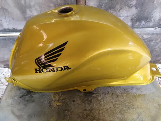 Tamque da cb 300 2011amarelo candy , se a moto for outra cor tá de outra pintura.
