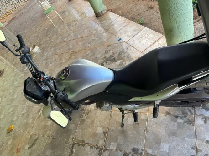 HONDA CB 300 2010 - C/ BAÚ E CAPACETES LS2