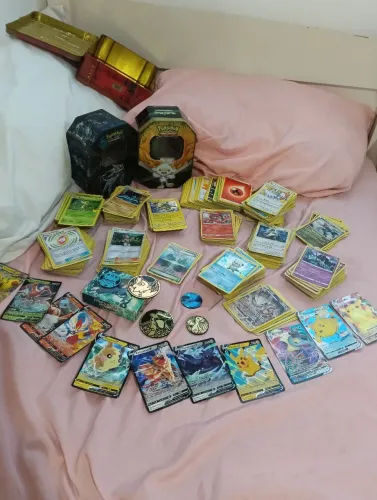 Pokémon Cards +800 (incluindo V, VMax, 5 moedas e 2 latas)