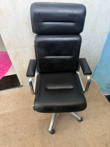 Cadeira de escritório em COURO