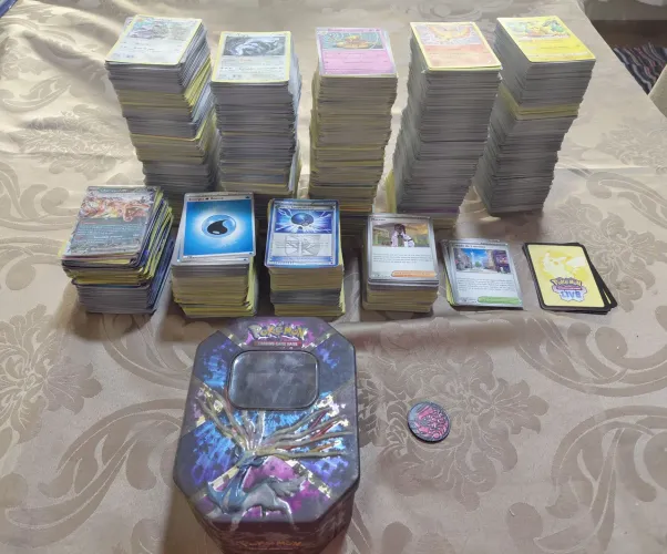 Lote de 3569 cartas pokémon + 1 lata + 1 moeda + 8 códigos!