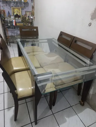 Vendo mesa de vidro com 6 cadeiras 400 preço negociável